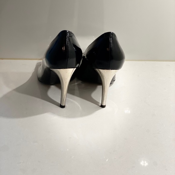 Like NEW Roger Vivier patent leather. Size 8.5/EU 38.5 - Picture 3 of 9